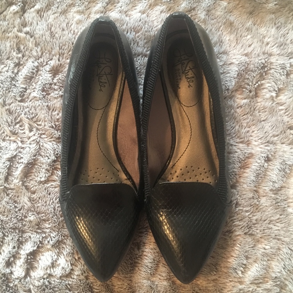 Life stride black pointed flats